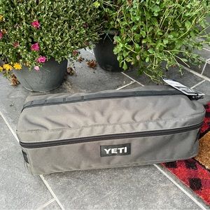 Yeti Lowlands Blanket - NWT - waterproof quilted blanket. - Smoke Blue